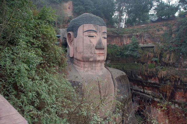 樂山大佛為何以屹立千年？又為何既不雙手合十也不打坐呢？