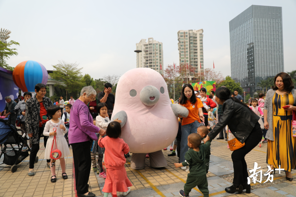 想要和萌萌噠的“鴨梨哥”見面嗎？快來布吉雕塑公益巡展吧
